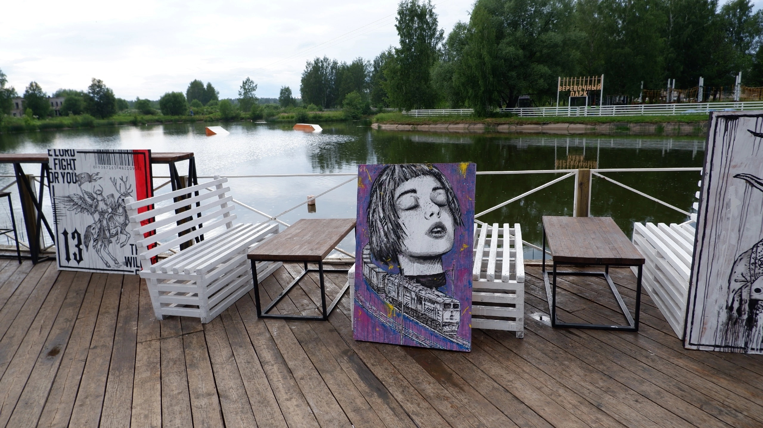 В Твери современные художники устроили выставку под открытым небом