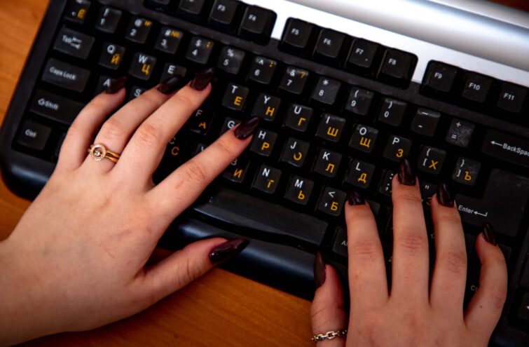 Жительница Твери лишилась крупной суммы денег при попытке продать школьную форму