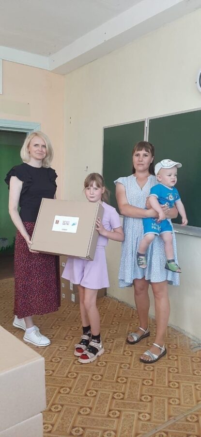 Лихославльским школьникам начали выдавать форму Лихославльским школьникам начали выдавать форму