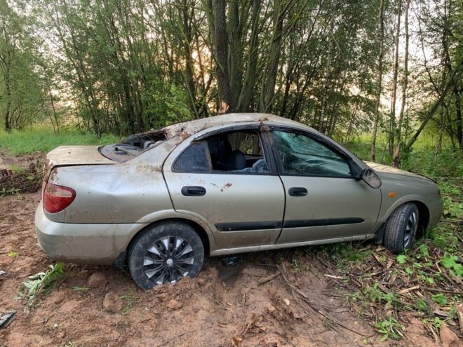 В Бежецком районе автомобиль съехал в кювет и врезался в дерево