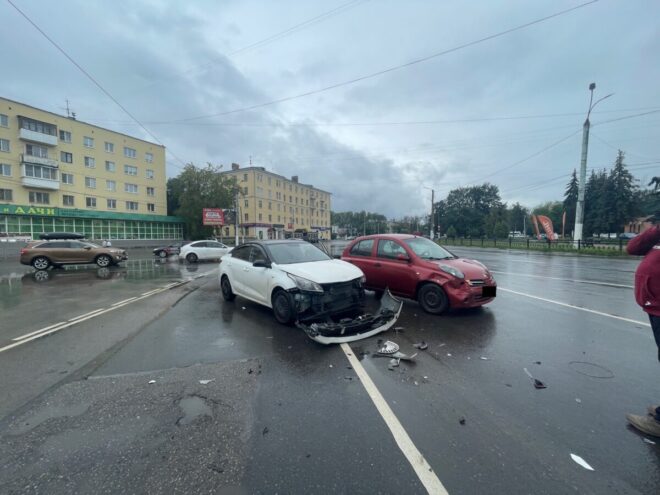 В Твери столкнулись Kia и Nissan