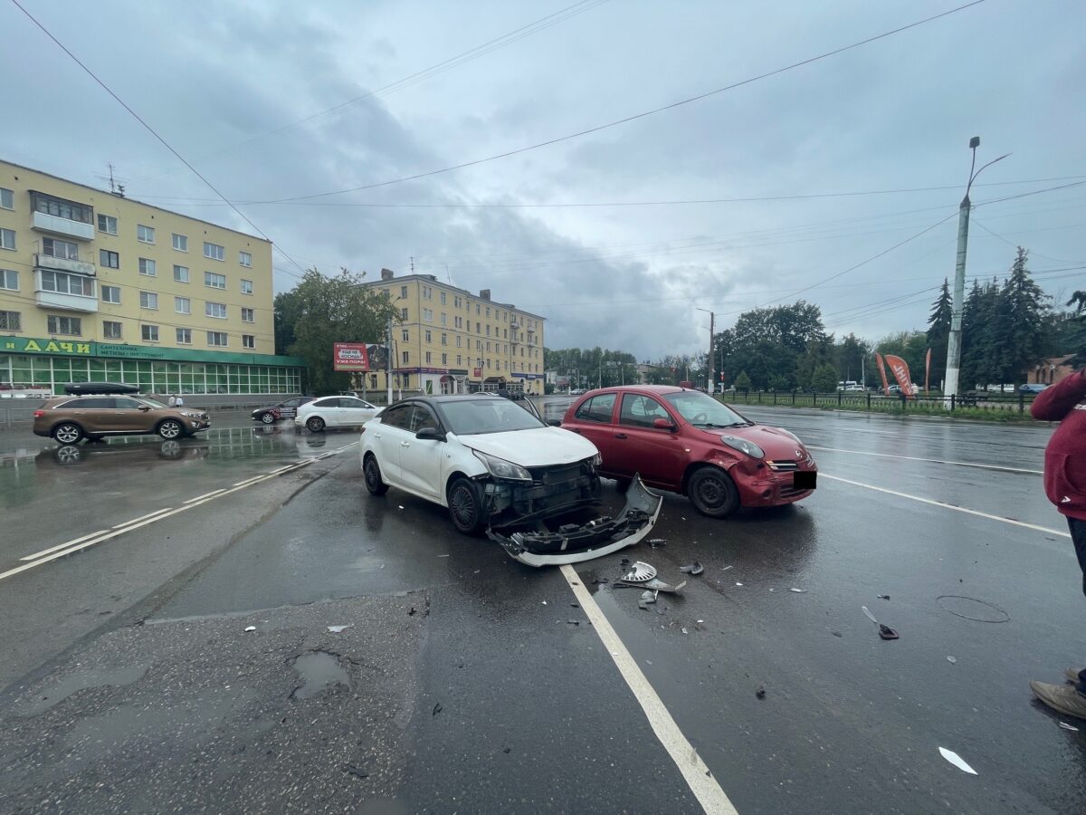 В Твери столкнулись Kia и Nissan В Твери столкнулись Kia и Nissan