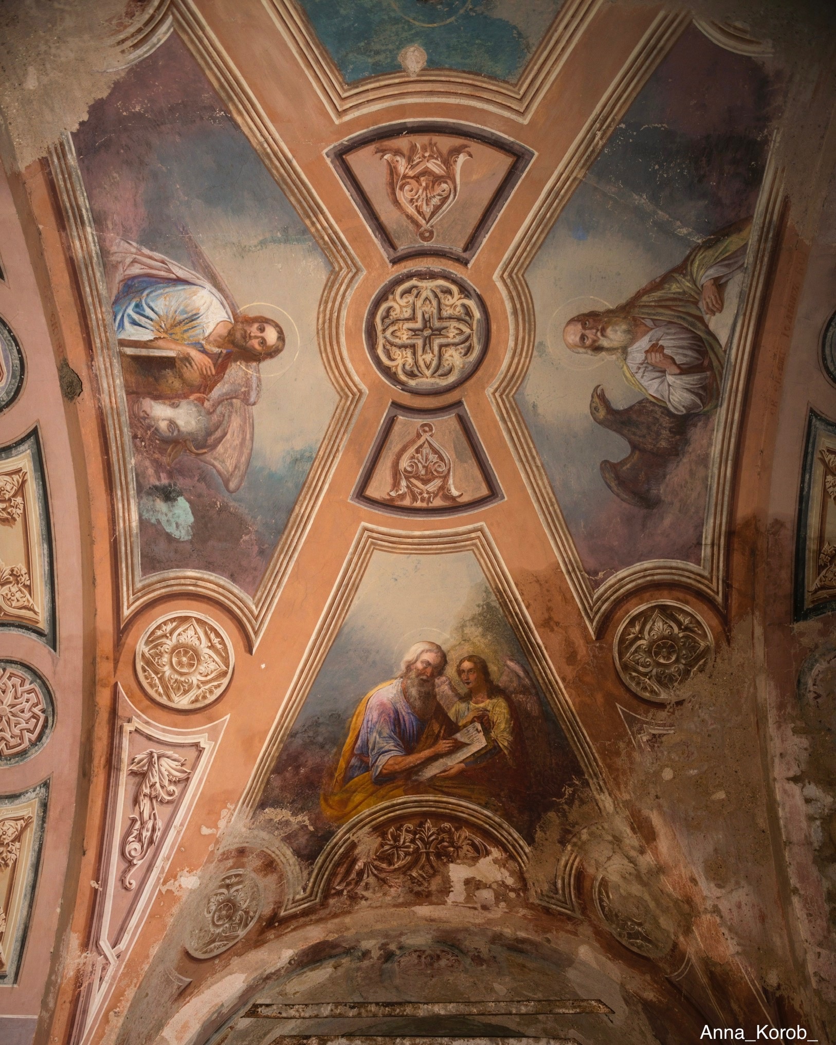 Блогер показала заброшенный храм с сохранившимися росписями в Тверской области