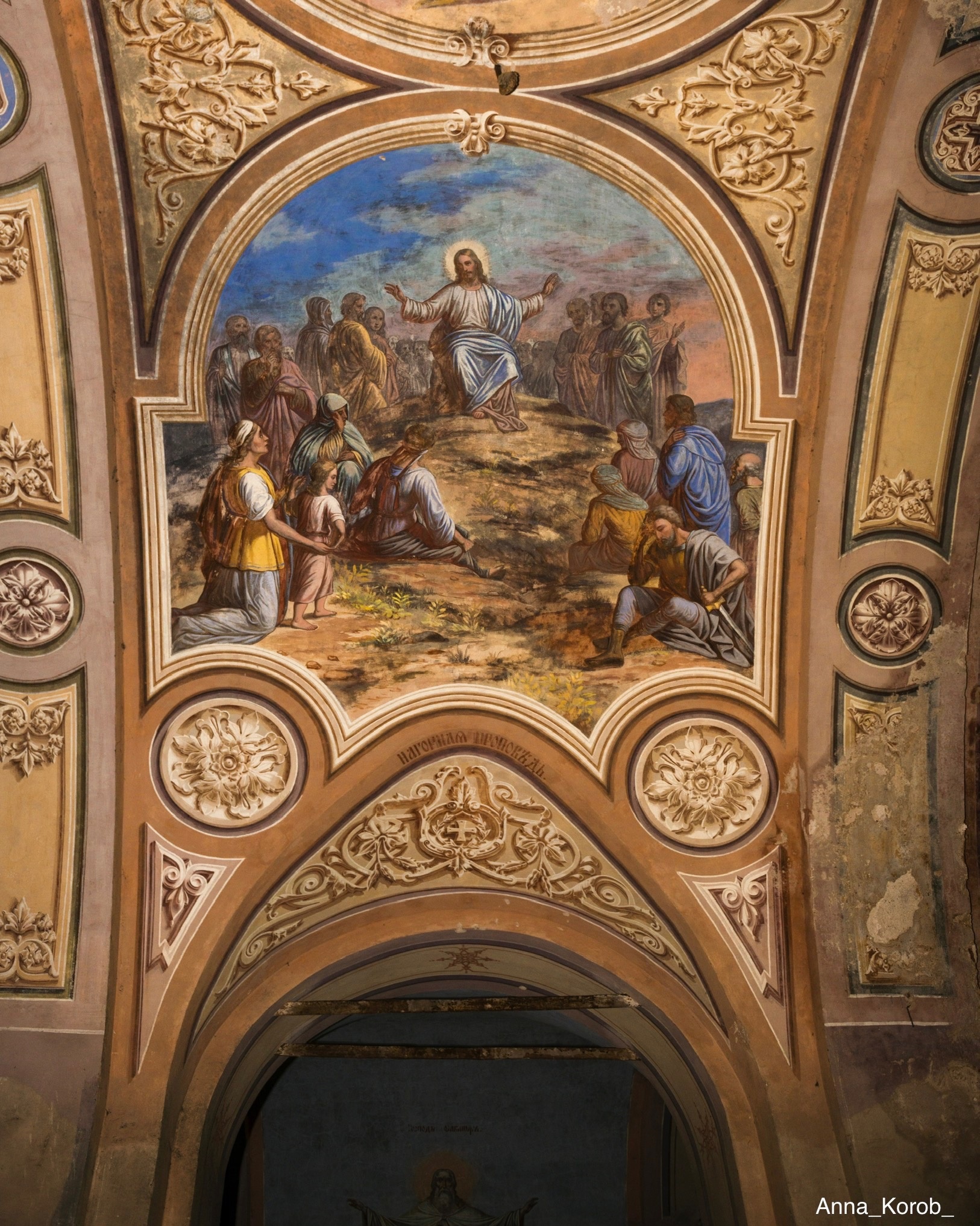 Блогер показала заброшенный храм с сохранившимися росписями в Тверской области