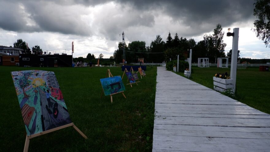 В Твери современные художники устроили выставку под открытым небом