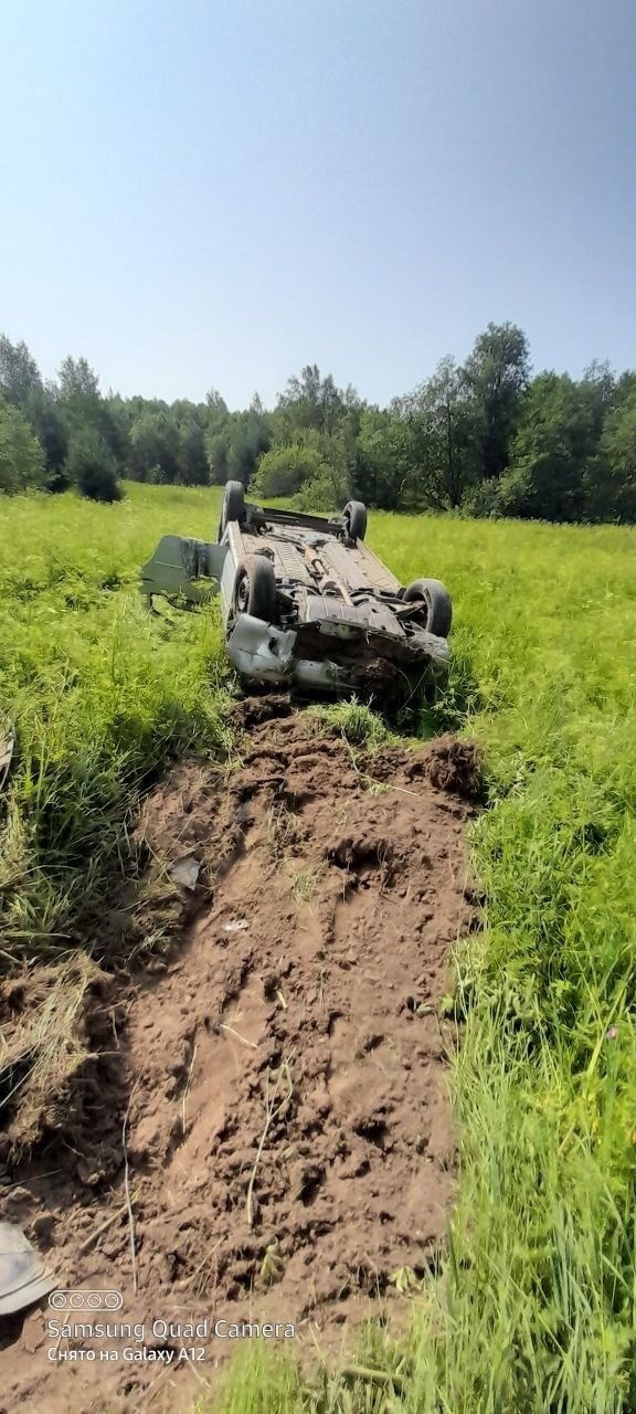 В Осташковском районе водитель не справился с управлением, и автомобиль перевернулся