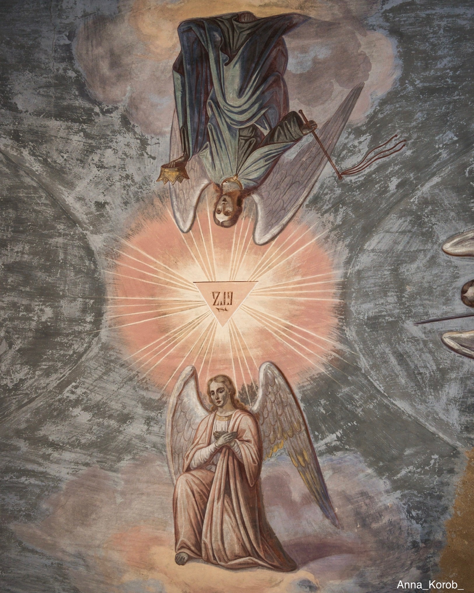 Блогер показала заброшенный храм с сохранившимися росписями в Тверской области