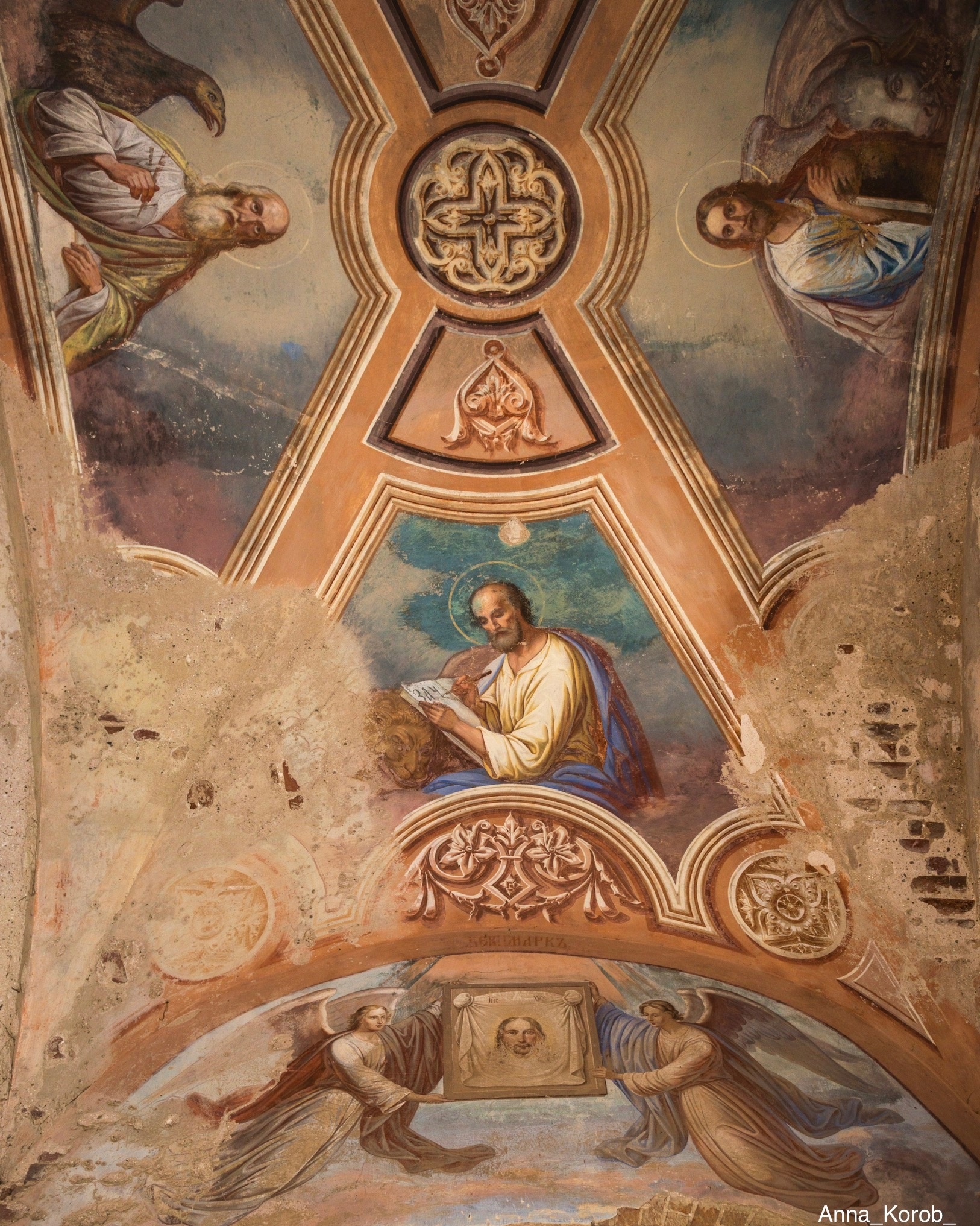 Блогер показала заброшенный храм с сохранившимися росписями в Тверской области