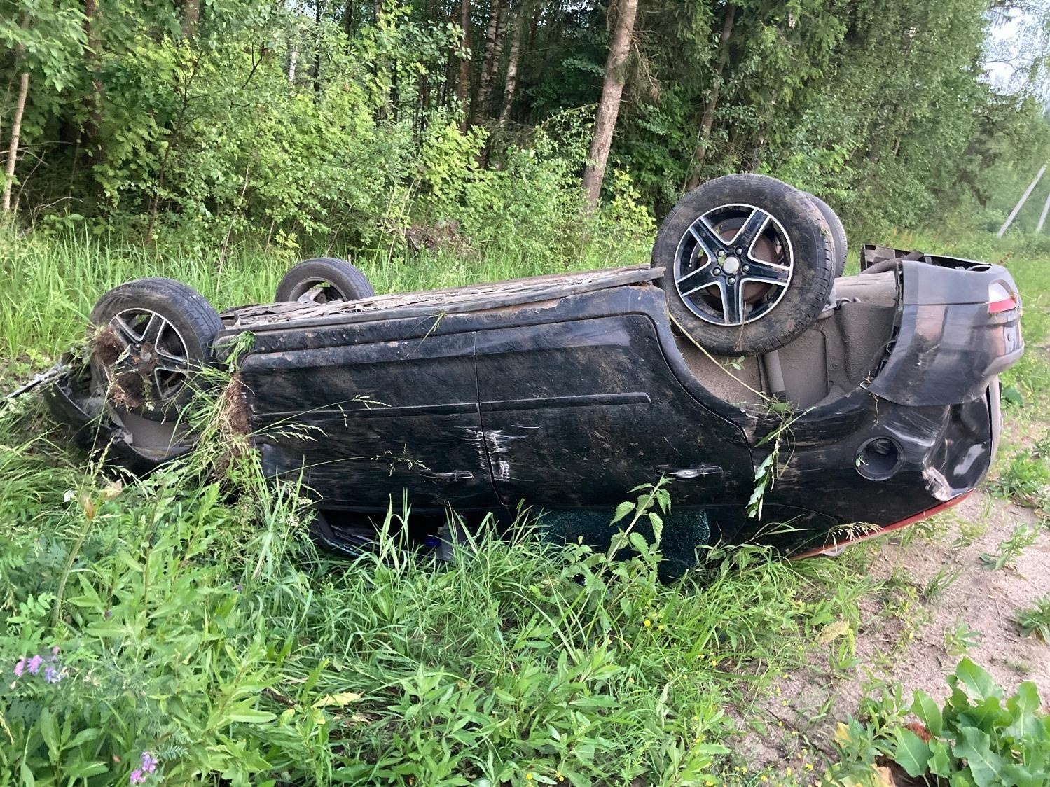 В Кимрском районе автомобиль вылетел в кювет и перевернулся