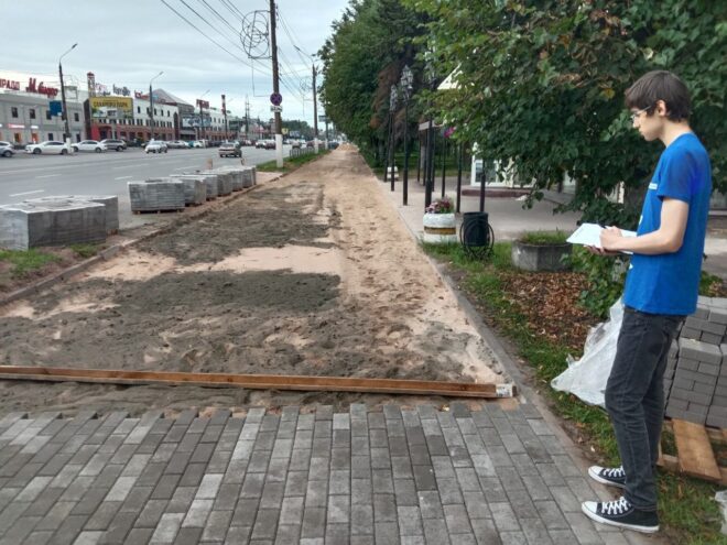Волонтеры «Единой России» проверили замену тротуарной плитки на проспекте Калинина Волонтеры «Единой России» проверили замену тротуарной плитки на проспекте Калинина