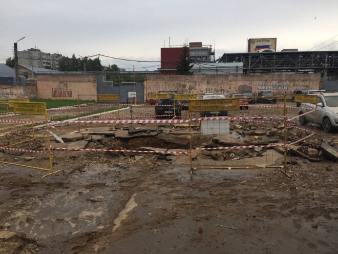 В Твери в ходе гидравлических испытаний прорвало трубу горячей воды