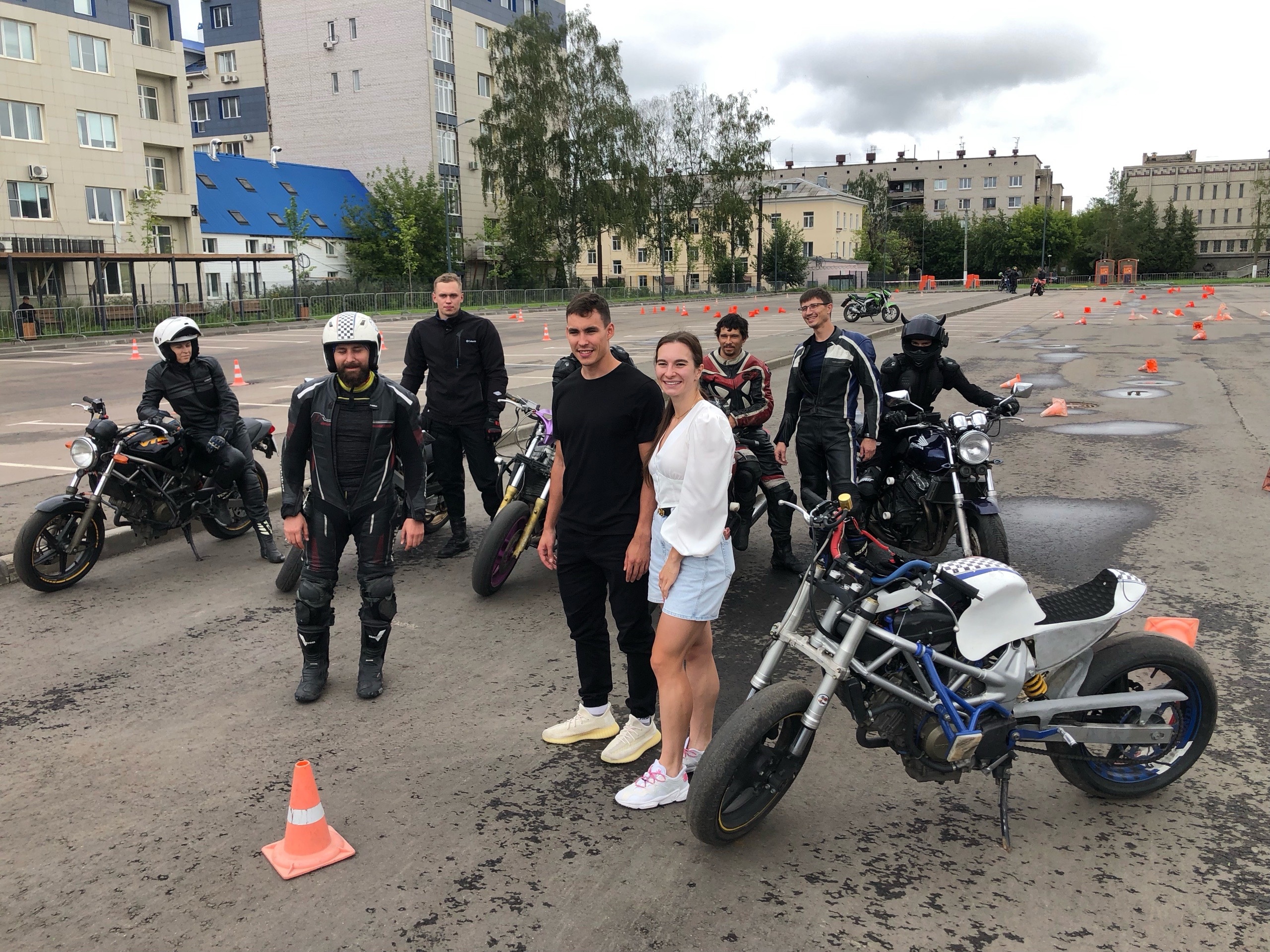 Лыжница Наталья Непряева посетила площадку Фестиваля мотоспорта Лыжница Наталья Непряева посетила площадку Фестиваля мотоспорта