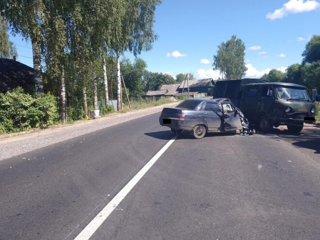 На автодороге в Тверской области столкнулись два автомобиля