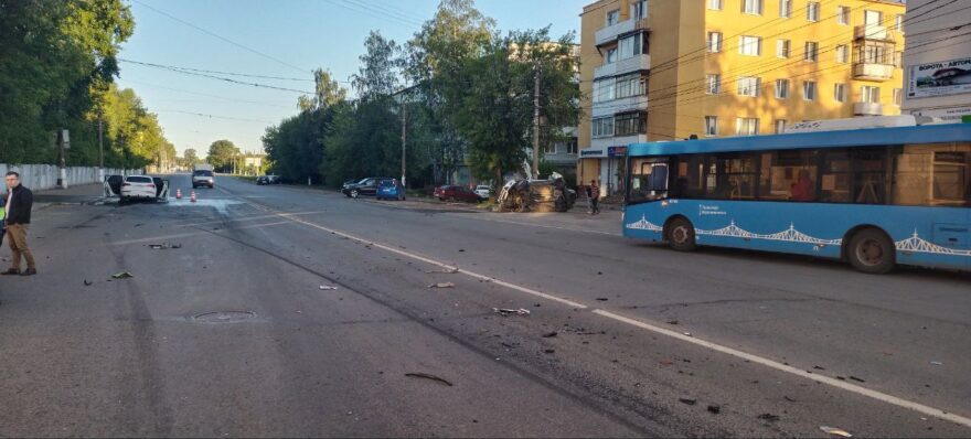 В Твери произошла авария, в результате которой сгорел автомобиль и погиб человек