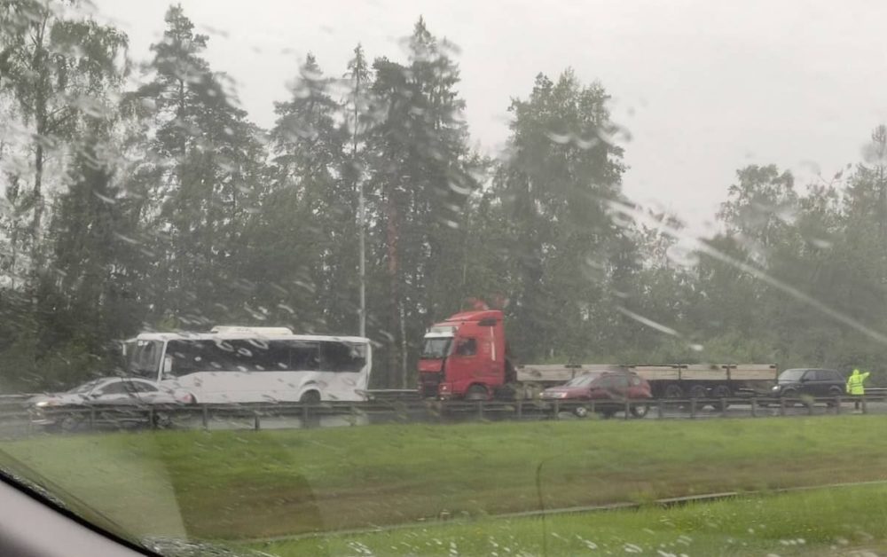 В Калининском районе в пассажирский автобус врезалась фура В Калининском районе в пассажирский автобус врезалась фура