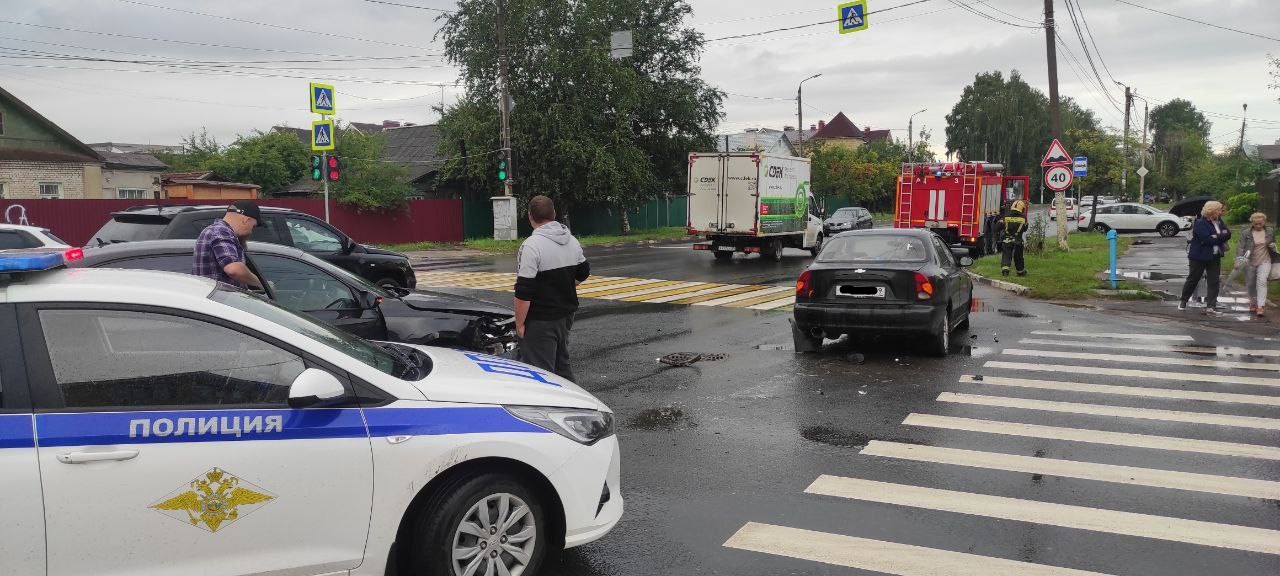 В аварии в Твери пострадали два ребенка В аварии в Твери пострадали два ребенка