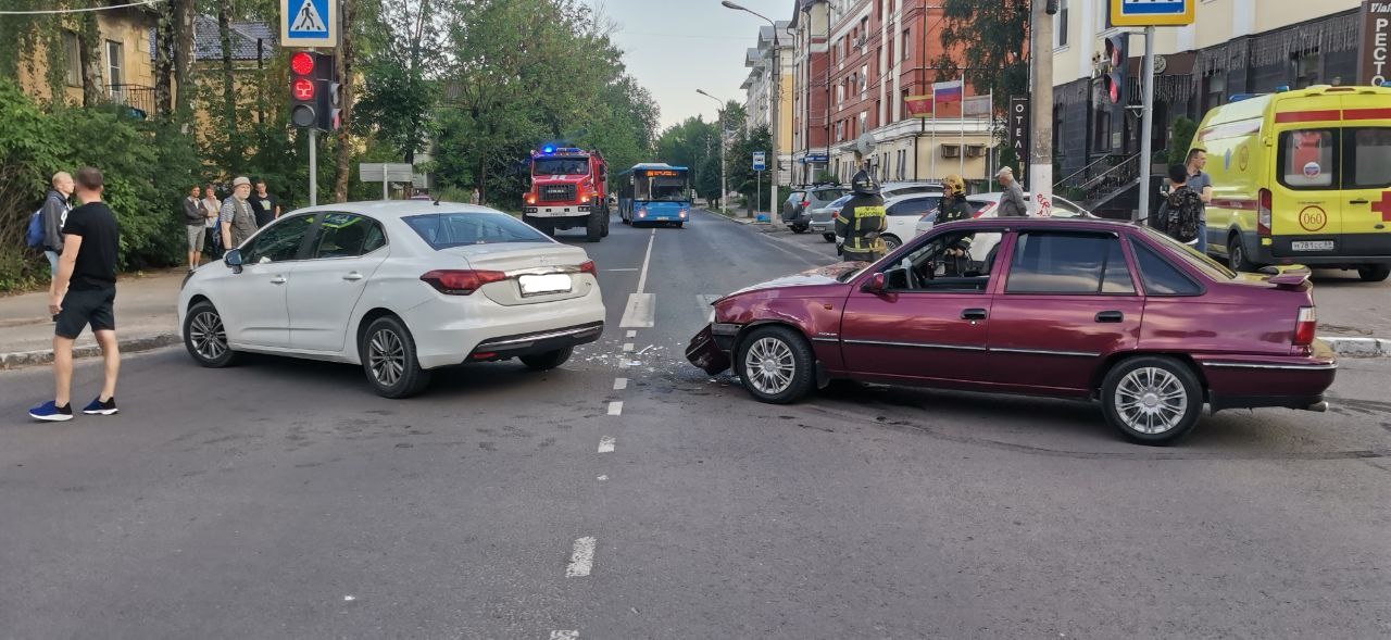 Пенсионерка получила травмы при столкновении двух иномарок в Твери