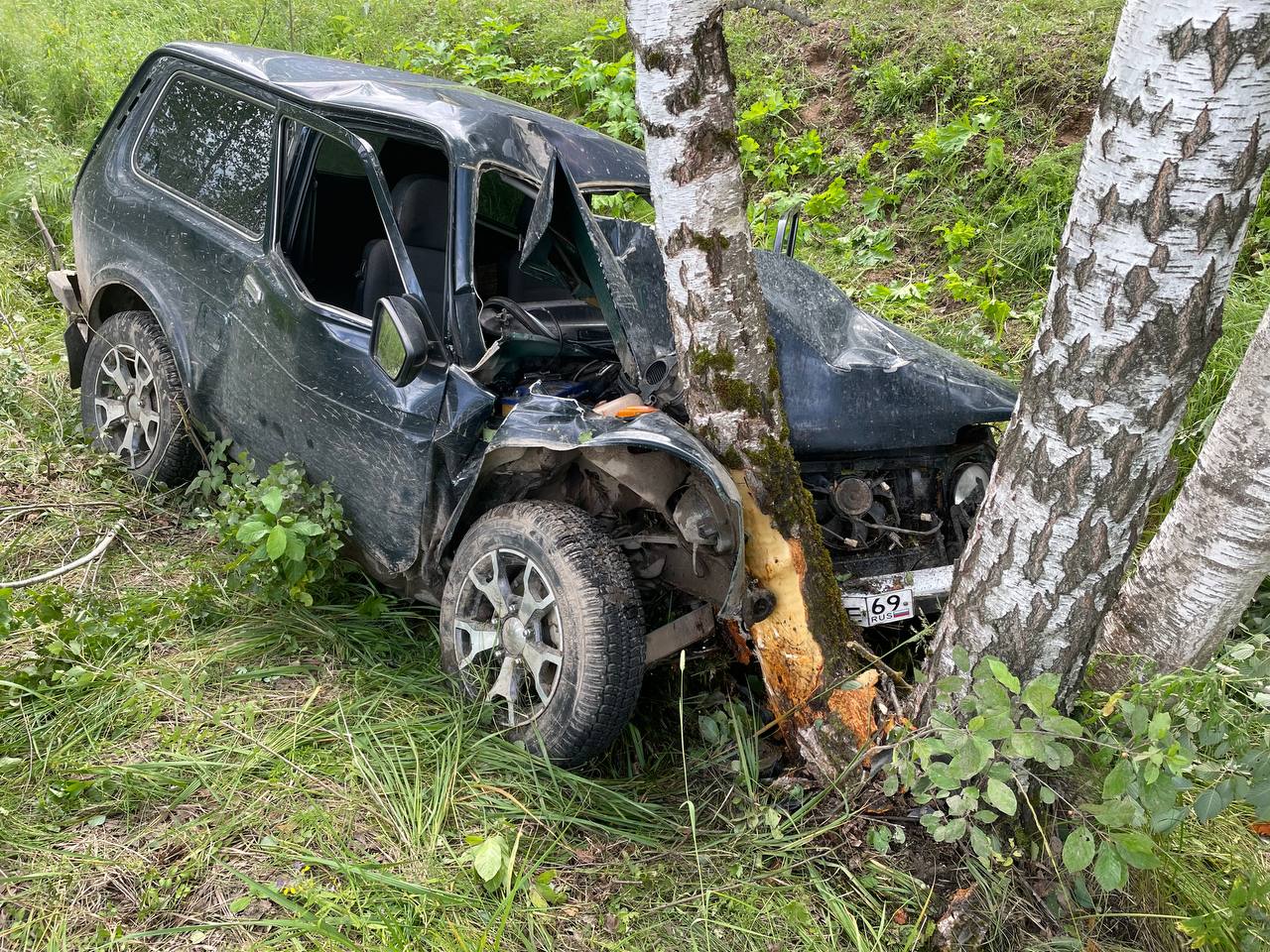 В Тверской области "Нива" уехала в кювет и протаранила дерево В Тверской области "Нива" уехала в кювет и протаранила дерево