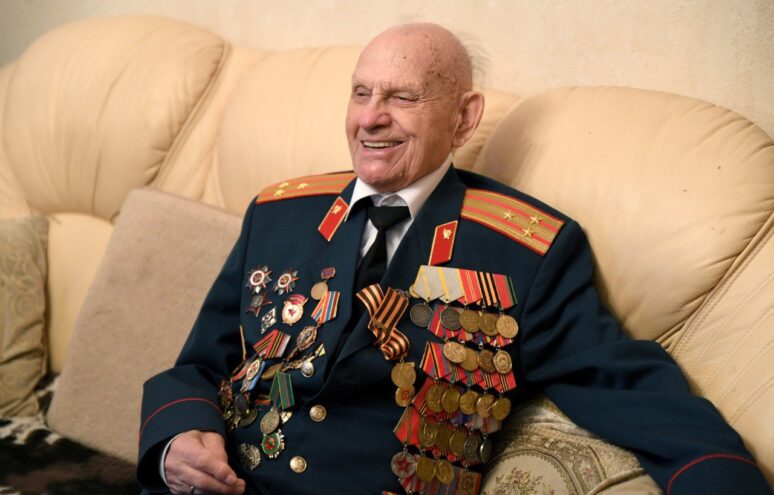 В Твери участнику Великой Отечественной войны Спартаку Андреевичу Сычёву исполнилось 100 лет