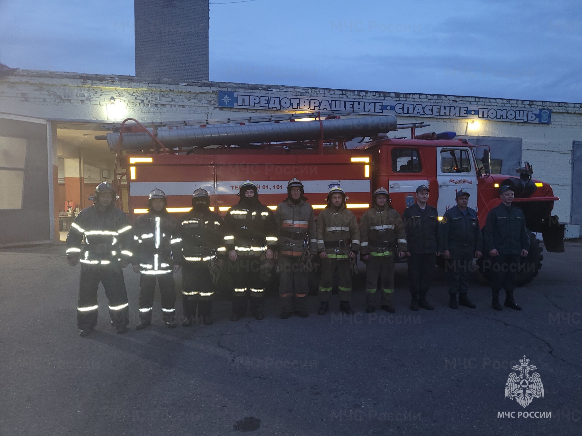 В Кимрах пожарные спасли из горящей квартиры девочку В Кимрах пожарные спасли из горящей квартиры девочку