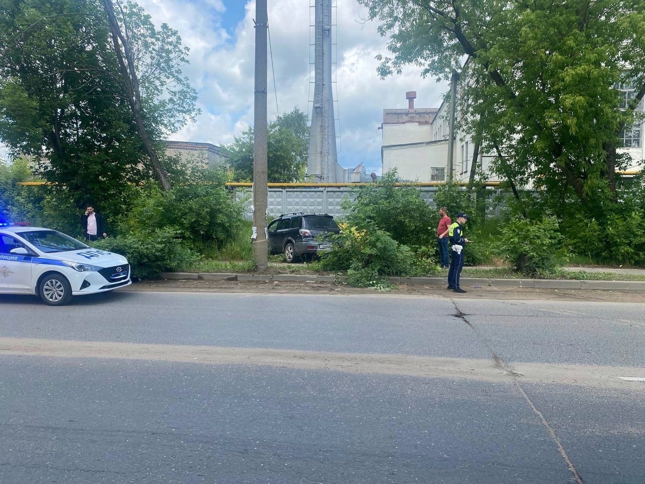 В Кимрах иномарка врезалась в столб