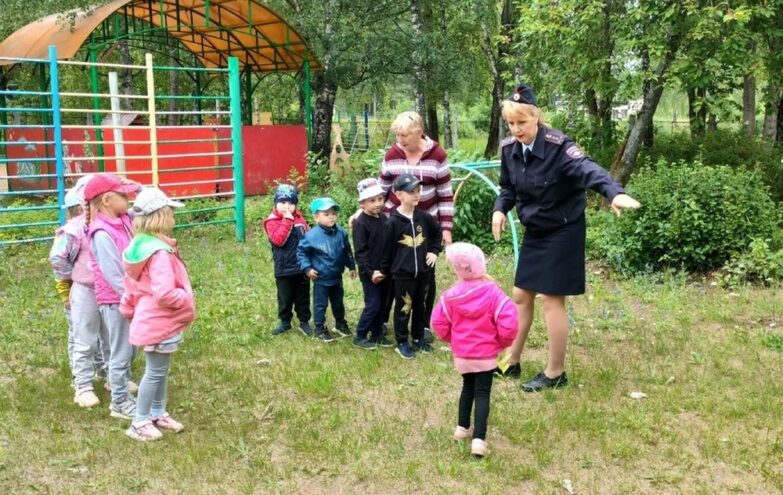 В детсаду «Незабудка» в Куженкино инспекторы ГИБДД рассказывали детям о правилах поведения на дороге
