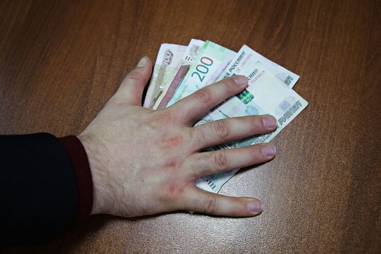 В Тверской области мужчина забрал чужие деньги из банкомата В Тверской области иностранец пытался дать взятку сотруднику полиции
