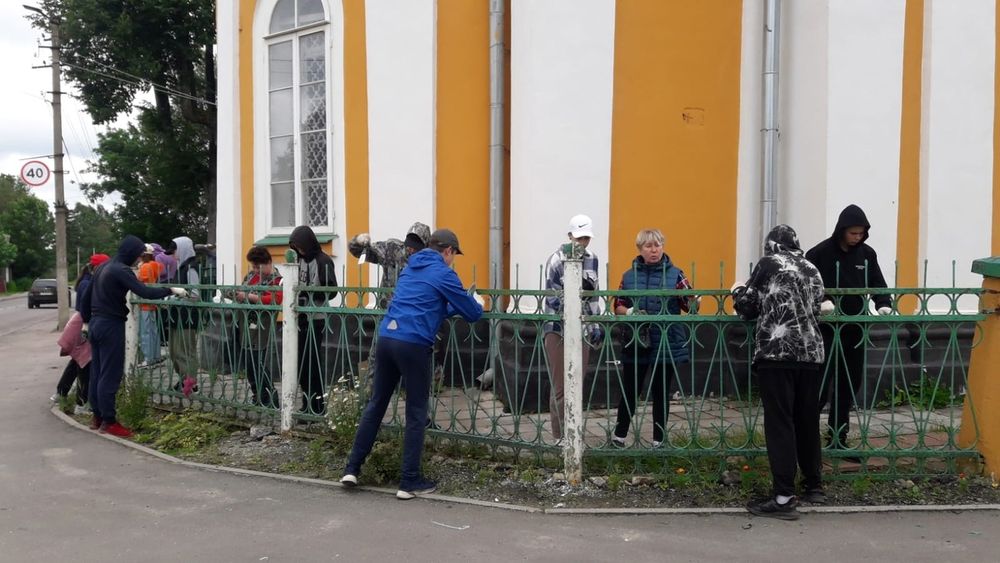 Воспитанники Молодёжного центра в Бологое помогли храму Воспитанники Молодёжного центра в Бологое помогли храму