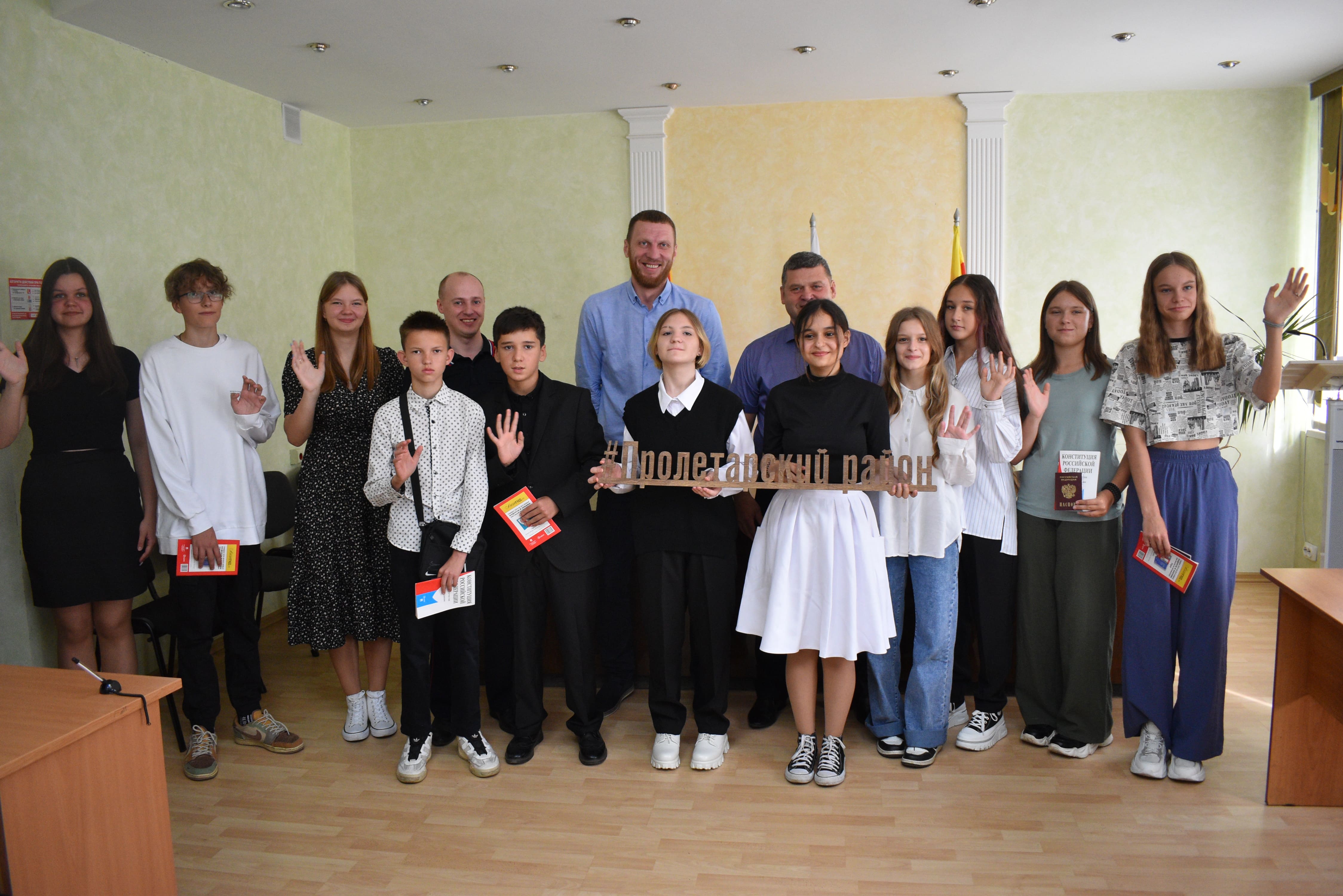 В Твери школьникам Пролетарского района торжественно вручили паспорта В Твери школьникам Пролетарского района торжественно вручили паспорта