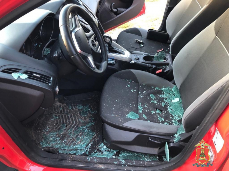 В Твери полицейские задержали пьяного мужчину, который прыгал на припаркованных машинах