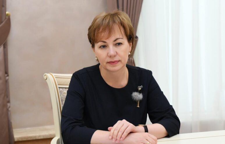 Елена Хохлова: Дороги ведут к школе Елена Хохлова: Важно сохранить курс на поддержку социальной сферы