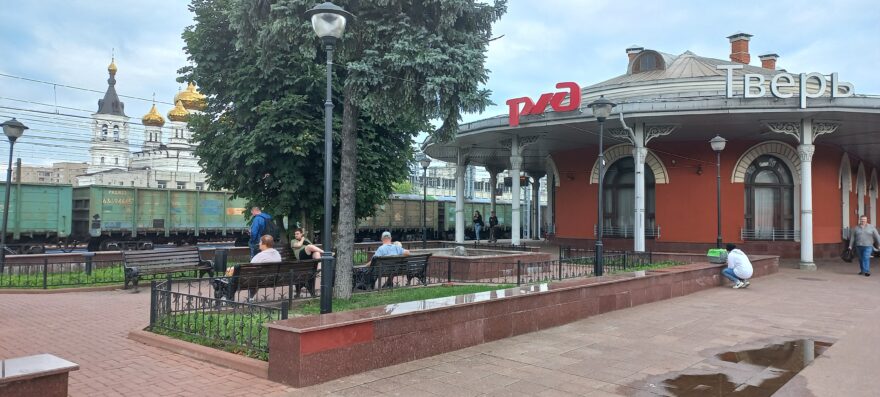В Твери у железнодорожного вокзала рецидивист украл у москвича телефон В Твери у железнодорожного вокзала рецидивист украл у москвича телефон