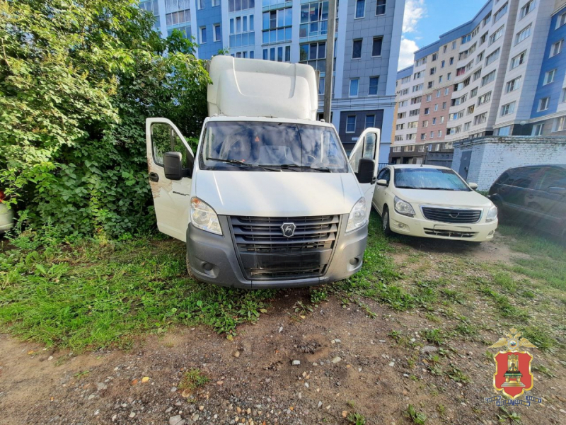 В Твери мужчина лишился крупной суммы денег, распивая спиртное ночью с товарищем
