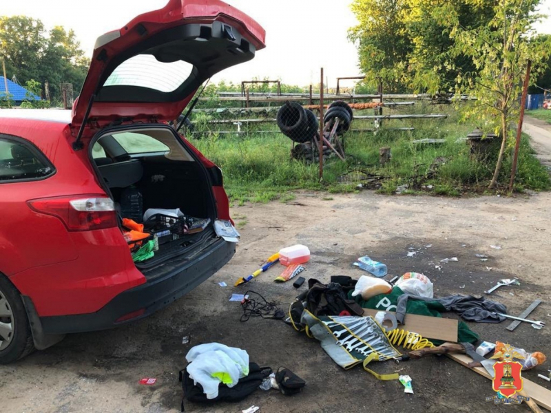 В Твери полицейские задержали пьяного мужчину, который прыгал на припаркованных машинах