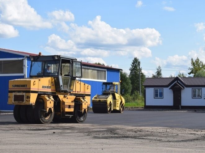 В Оленино Тверской области на территории муниципальной ярмарки укладывают асфальт