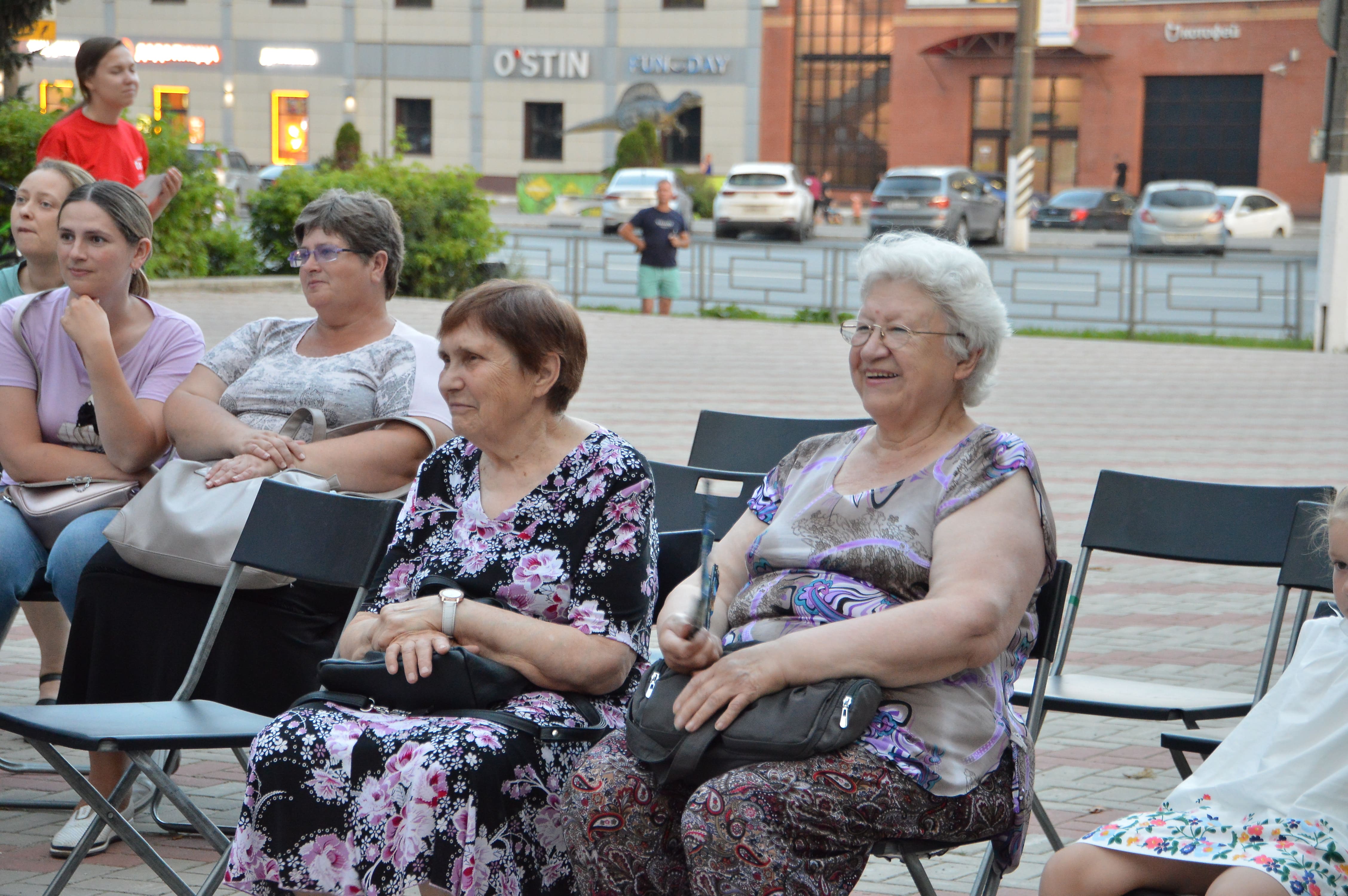 В Твери возле ДК «Пролетарка» прошел киносеанс под открытым небом