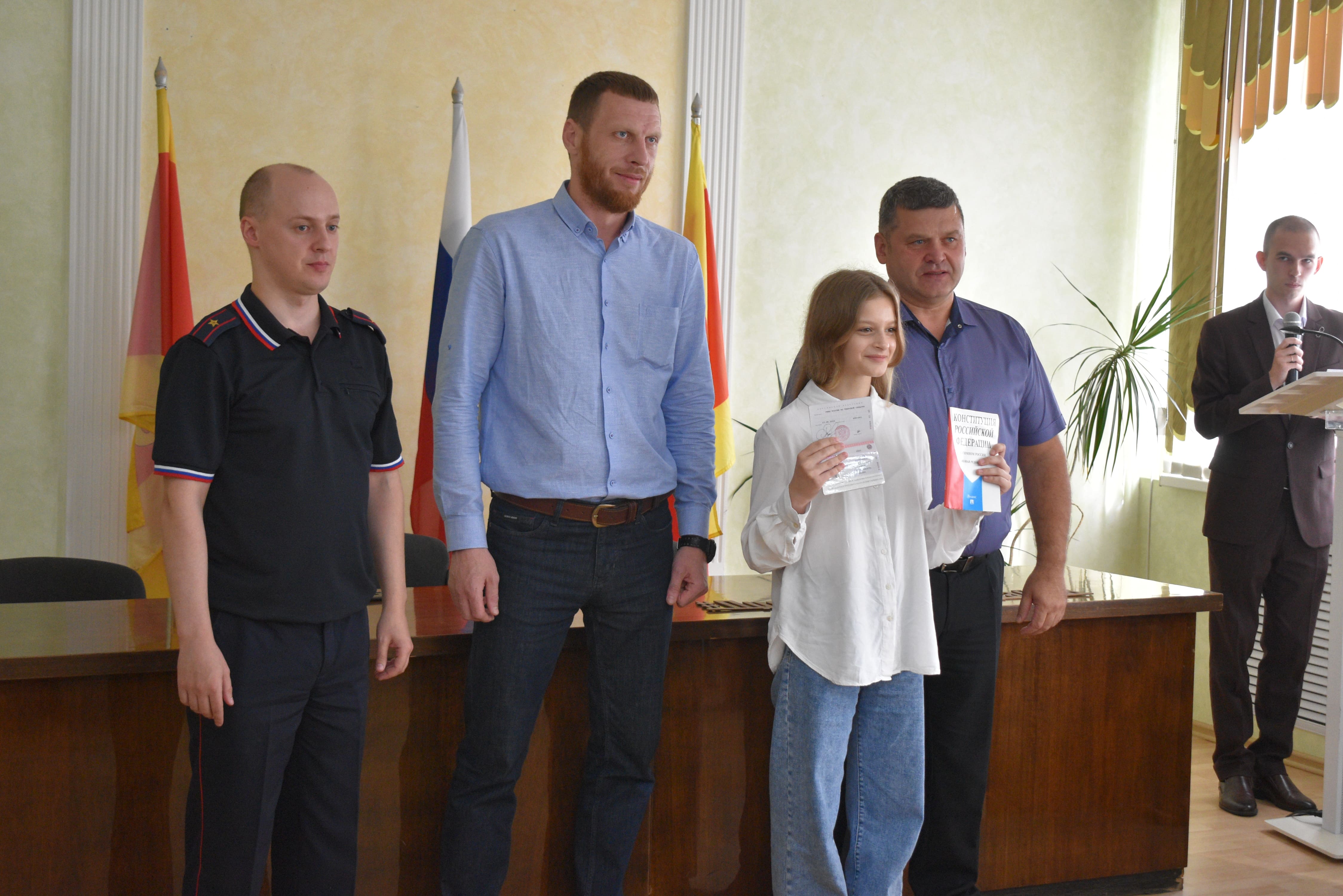 В Твери школьникам Пролетарского района торжественно вручили паспорта