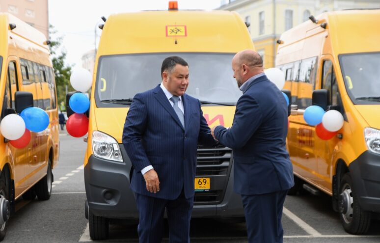 В Калининском округе новый автобус будет возить детей в школы В Калининском округе новый автобус будет возить детей в школы