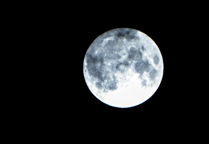 Жители Тверской области могли наблюдать "Голубую Луну"