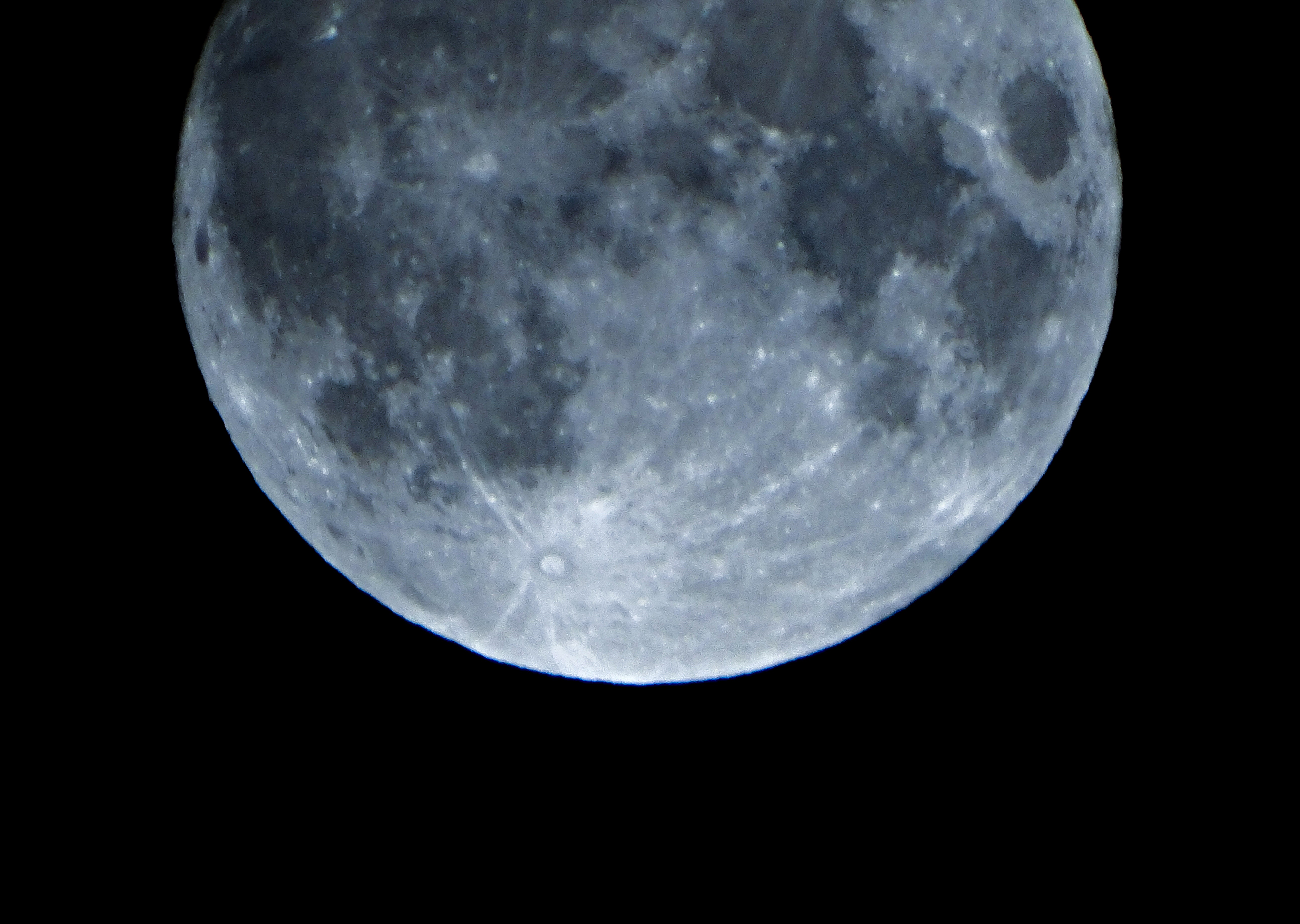 Жители Тверской области могли наблюдать "Голубую Луну"