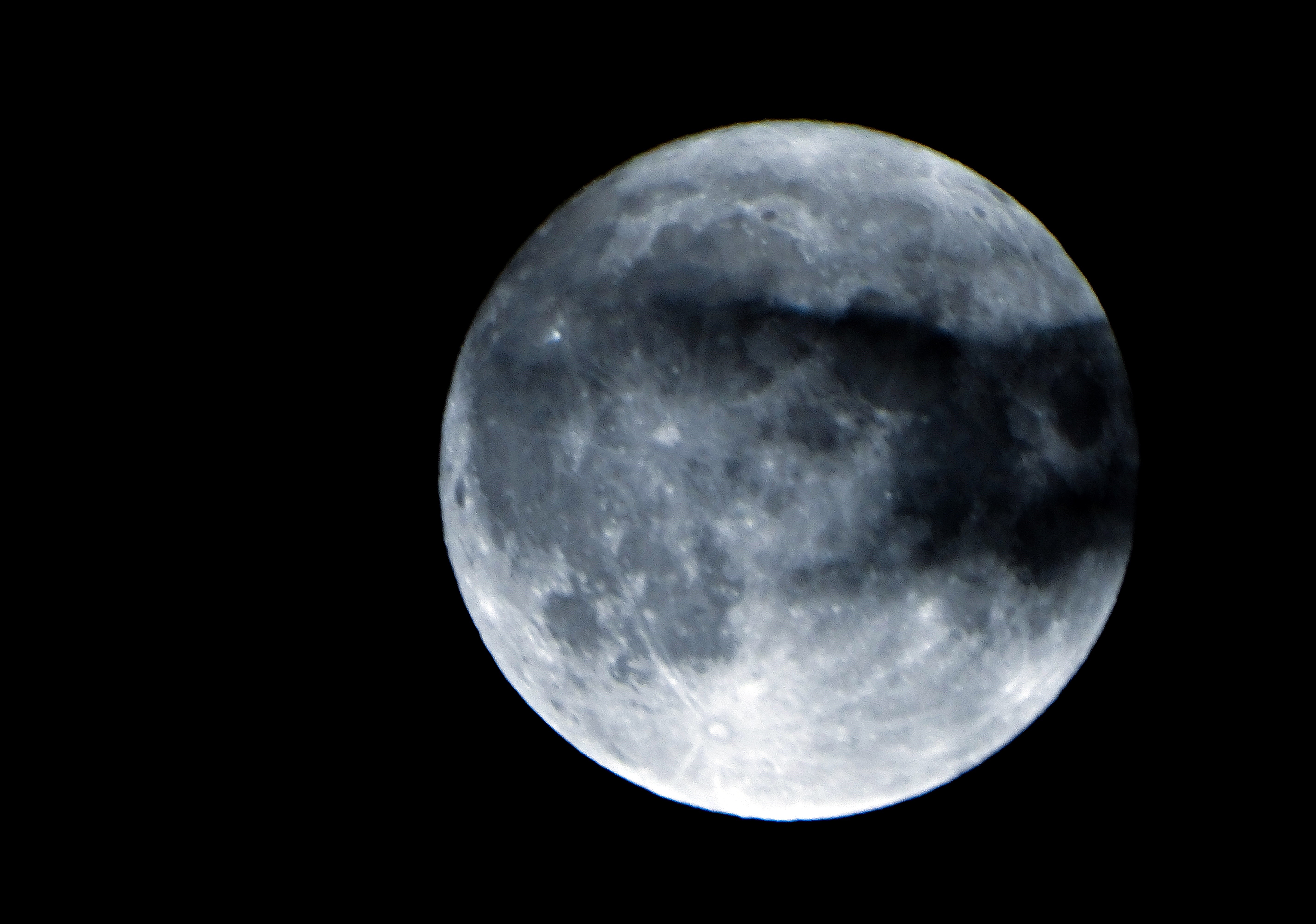 Жители Тверской области могли наблюдать "Голубую Луну"