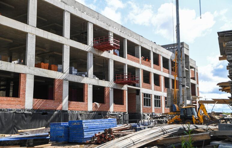 На строительной площадке школы на улице Цветочной в Твери увеличено количество рабочих На строительной площадке школы на улице Цветочной в Твери увеличено количество рабочих