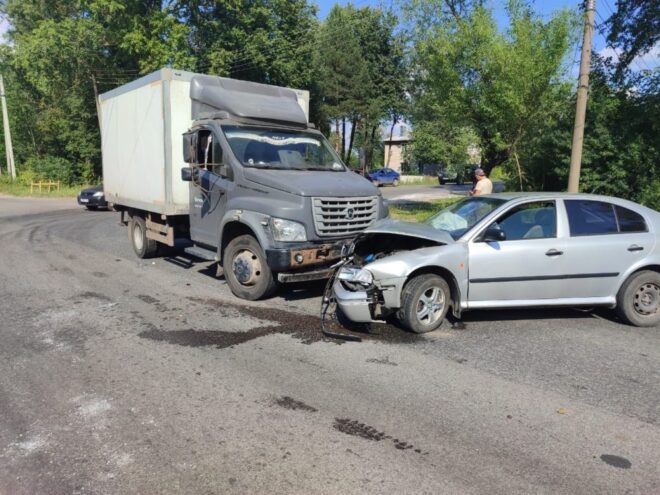 В Конаково в аварии пострадал водитель легковушки В Конаково в аварии пострадал водитель легковушки