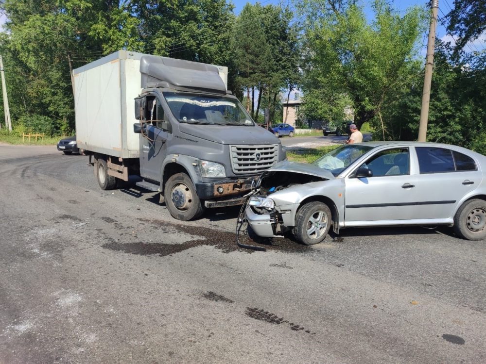 В Конаково в аварии пострадал водитель легковушки В Конаково в аварии пострадал водитель легковушки