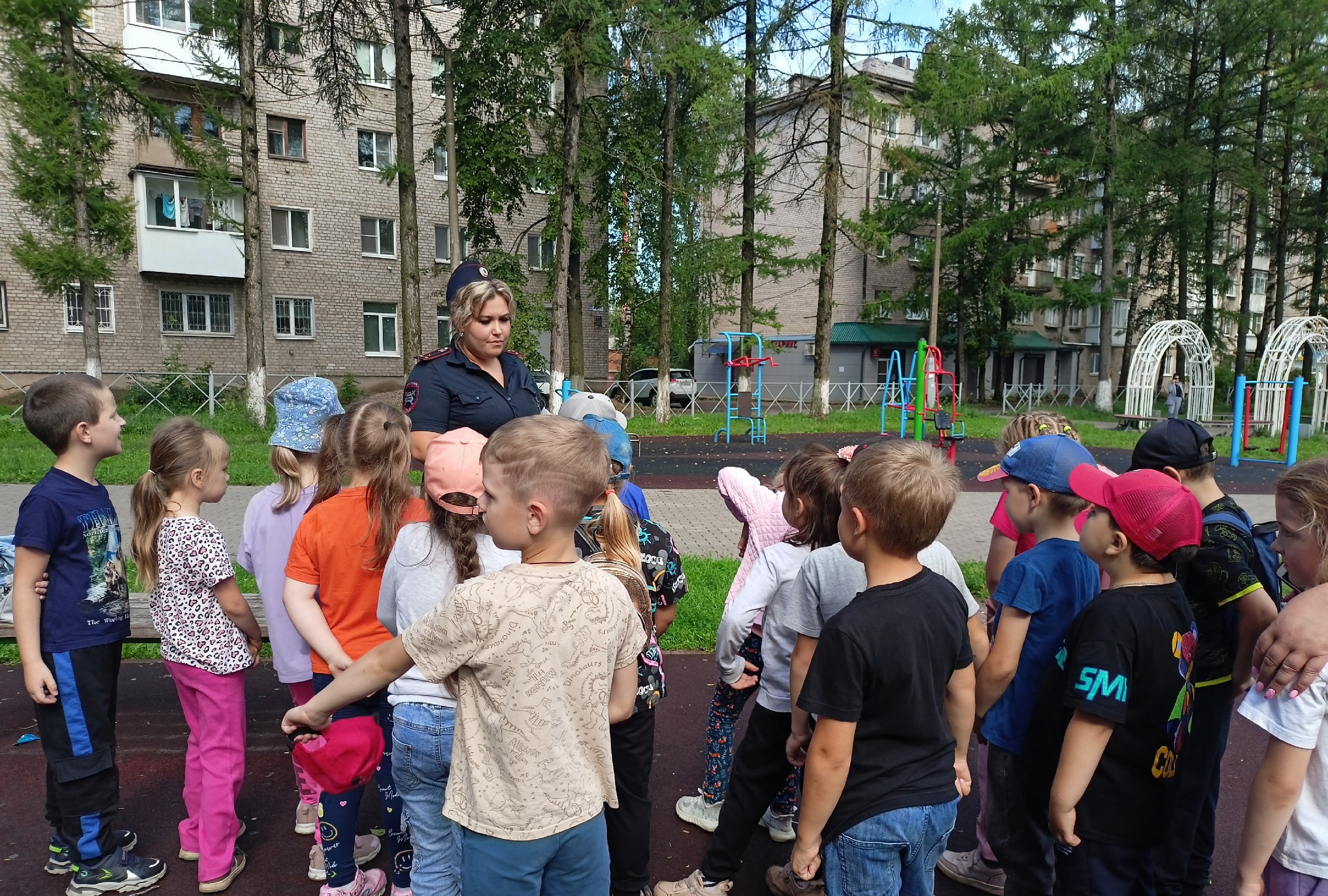В Ржеве сотрудники Госавтоинспекции провели для воспитанников лагеря увлекательное занятие В Ржеве сотрудники Госавтоинспекции провели для воспитанников лагеря увлекательное занятие