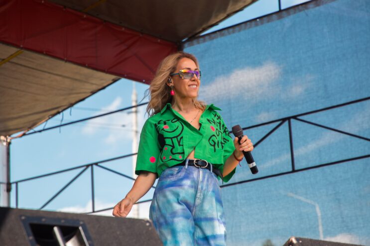 Квест-окрошка и Карина Кокс: Чем запомнился гастрономический фестиваль "Верхневолжье" Звездные разборки: Карина Кокс в Твери, Лада Дэнс снова на сцене, а Бритни Спирс разводится