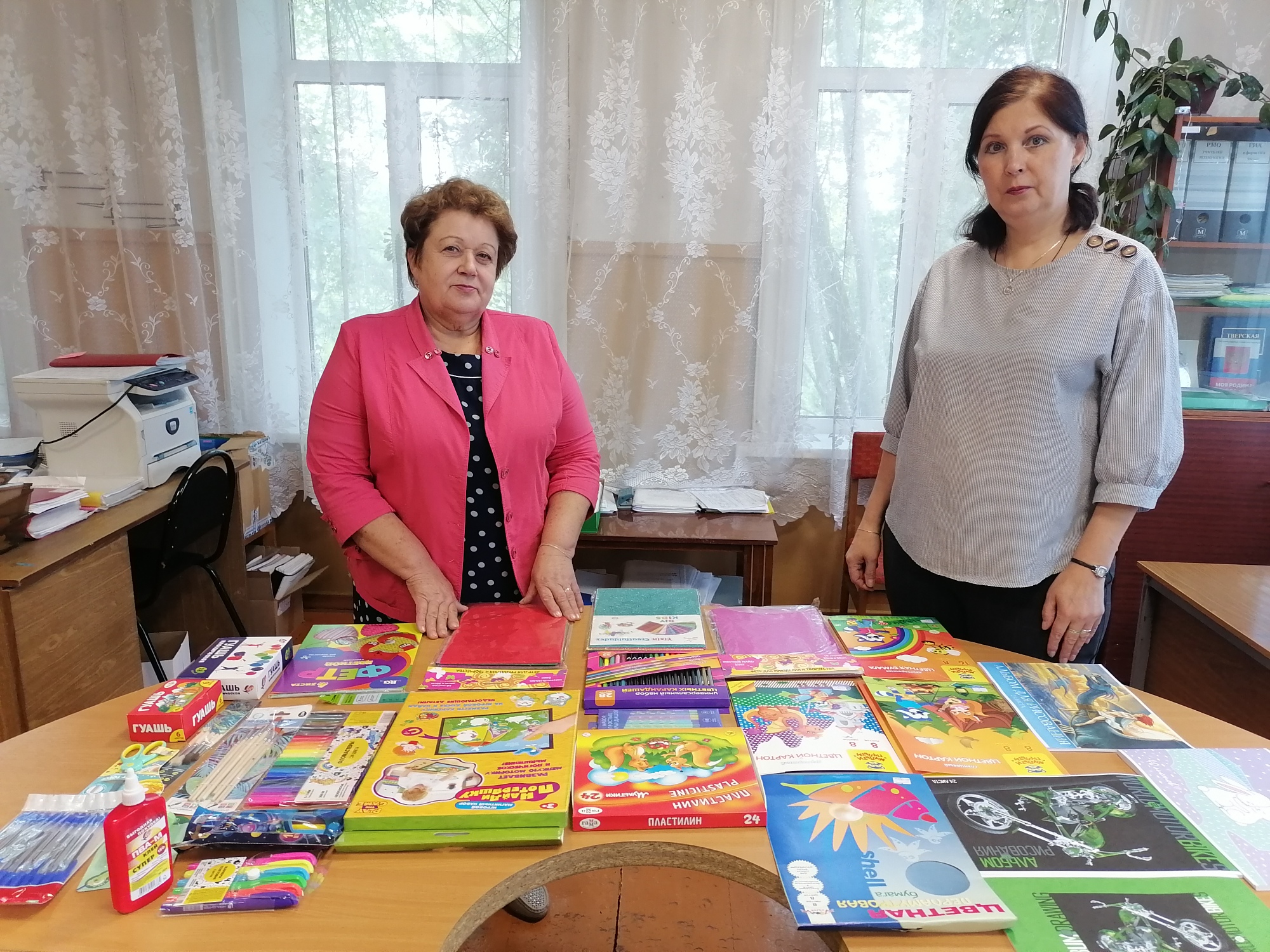 Представители партии «Единая Россия» вручили детям из многодетных семей школьные наборы перед 1 сентября