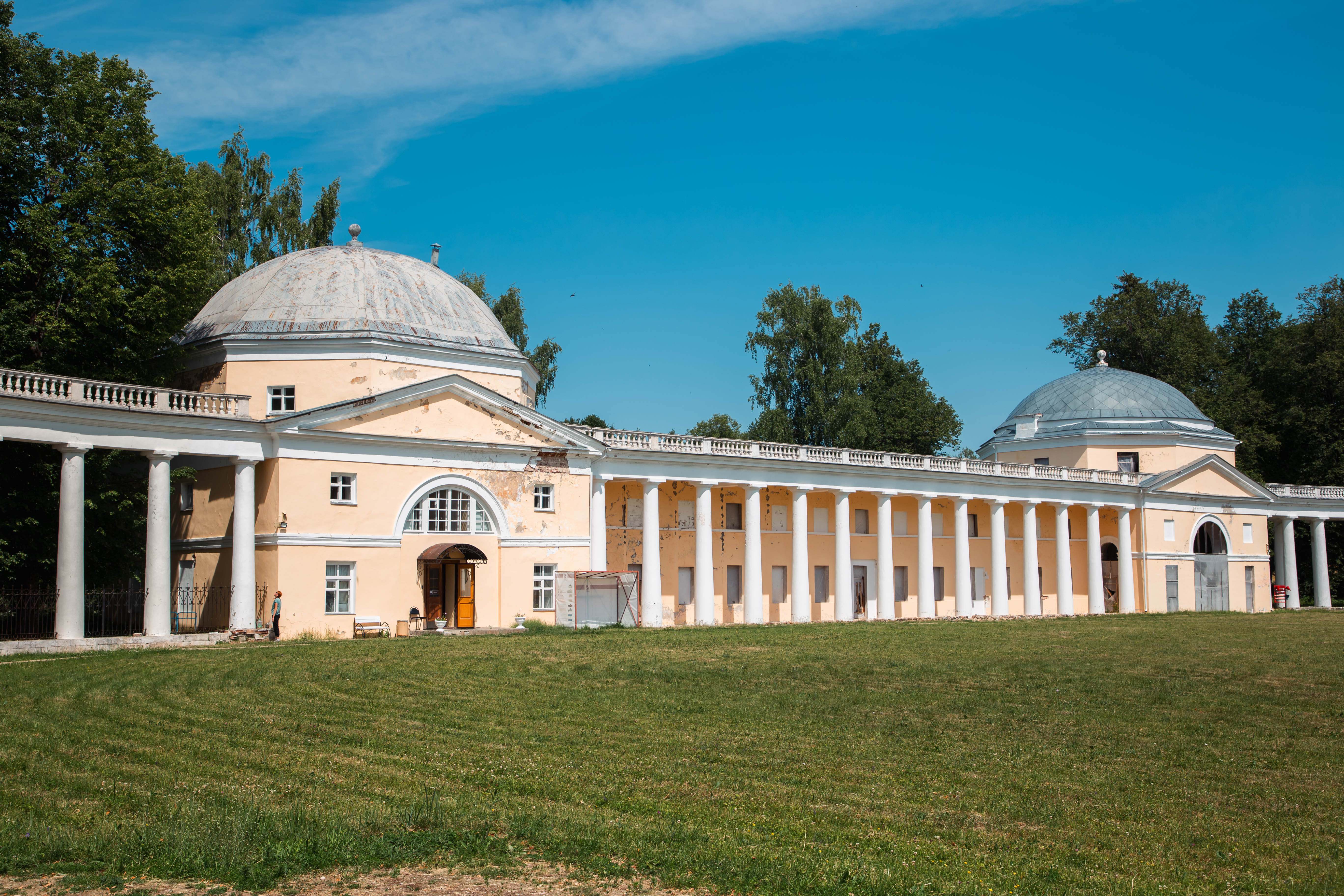 Блогер показала самую известную усадьбу Тверской области