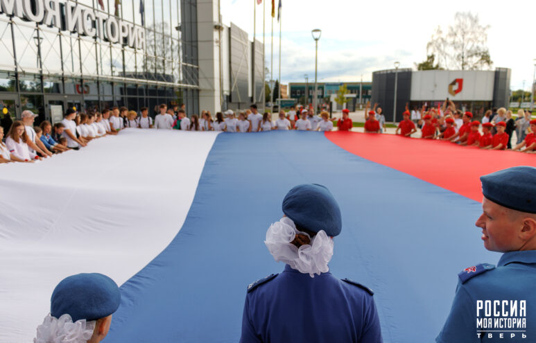 Молодежь Тверской области в День Государственного флага РФ приняла участие в акциях «Цвета родной страны» и «Триколор моей России» Молодежь Тверской области в День Государственного флага РФ приняла участие в акциях «Цвета родной страны» и «Триколор моей России»