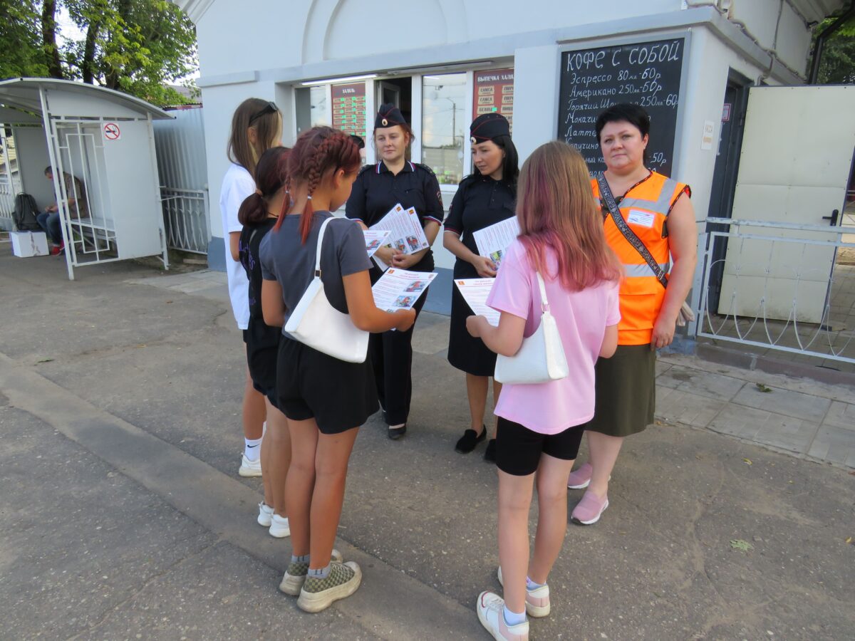 В Лихославле транспортные полицейские и общественники провели профилактическое мероприятие «Безопасность – прежде всего!»
